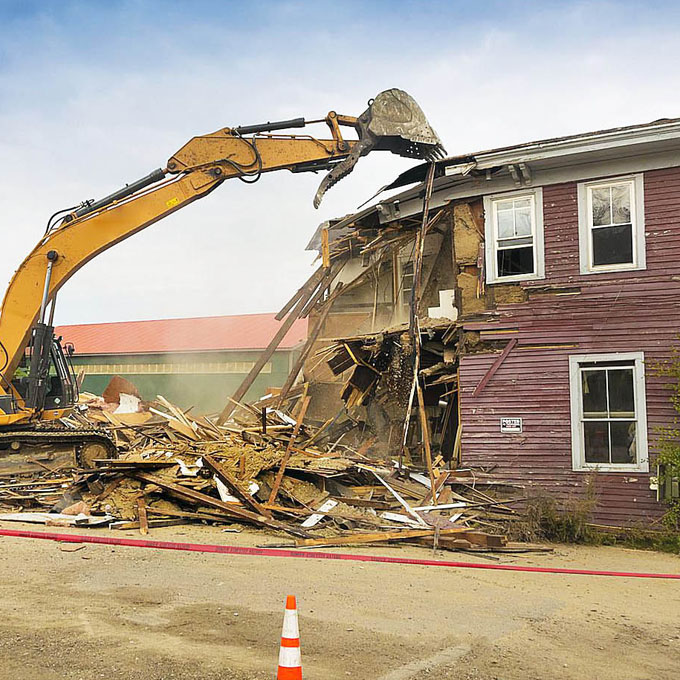 Демонтаж ветхих зданий детально