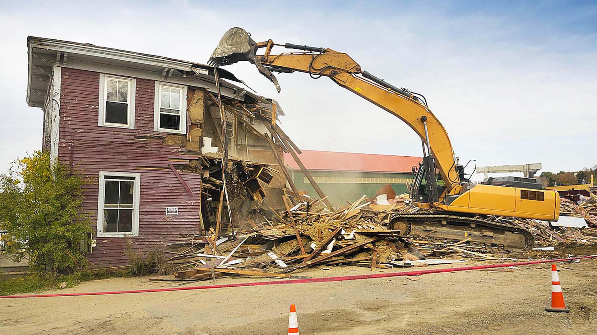 Демонтаж ветхих зданий